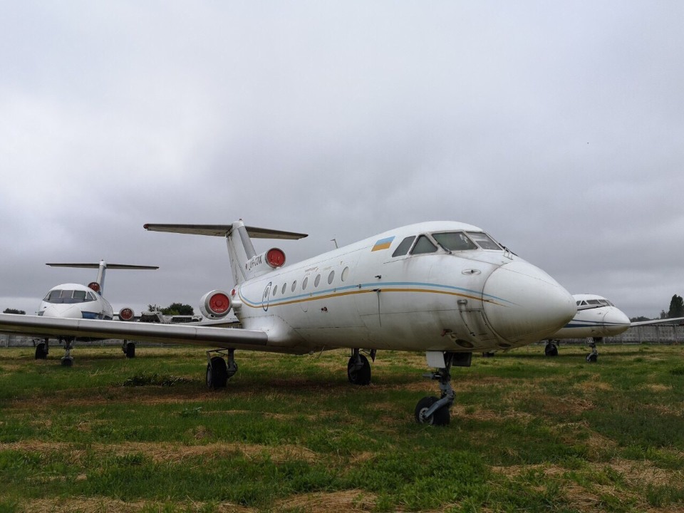 OpenMarket продає арештований пасажирський літак ЯК-40 за 4,5 млн грн - Фото