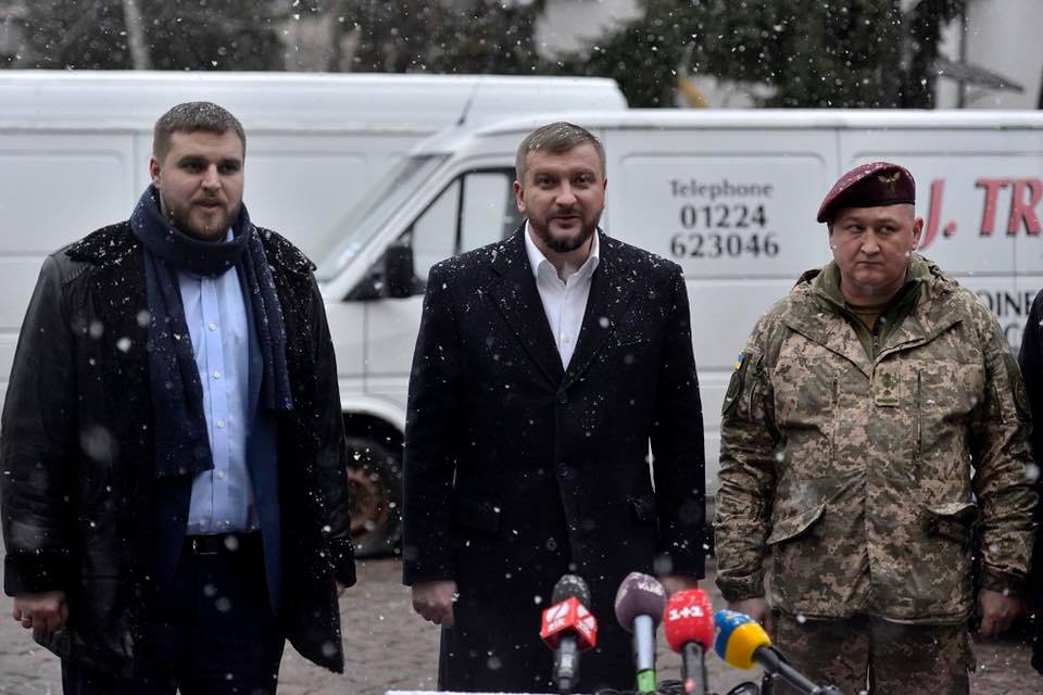 Павло Петренко та Віктор Вишньов передали 2 мікроавтобуси на потреби військових - Фото