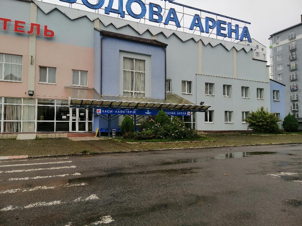 СЕТАМ продає арештовану льодову арену та спортивно оздоровчий комплекс «Аквапарк» в Івано-Франківській області  - Фото